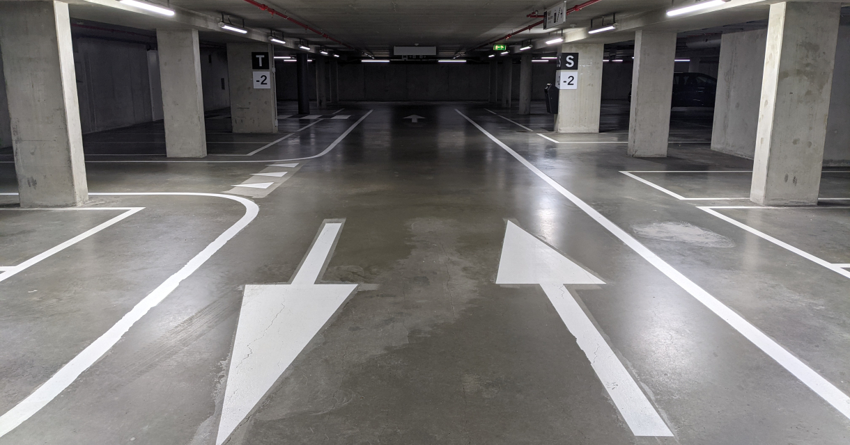 Bewegwijzering en vakken binnen garage